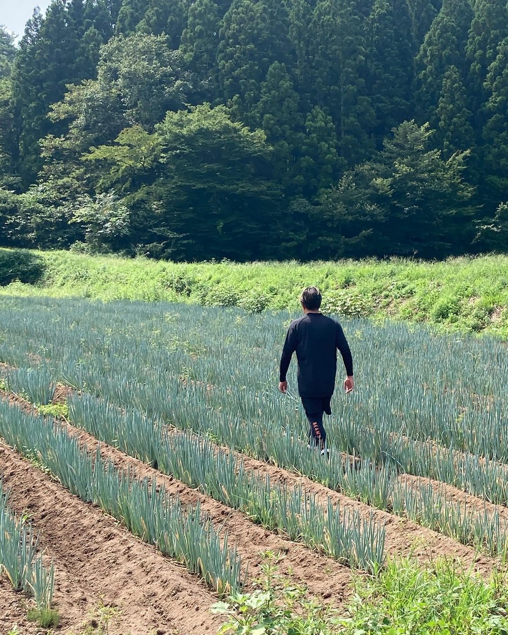 畑に立つ石橋良太